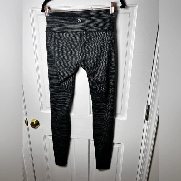 Lululemon size 6 wunder under leggings in great condition - Picture 2 of 3